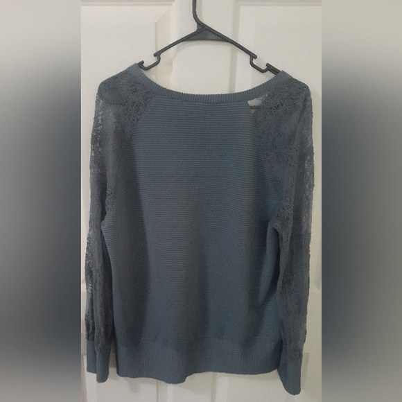 Women's Trendy Queen V Neck Ribbed Blouse With Lace Sleeves - Picture 2 of 3